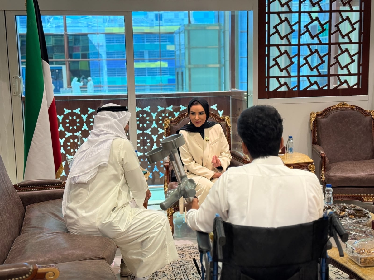 الحويلة لدى استقبالها المواطنين