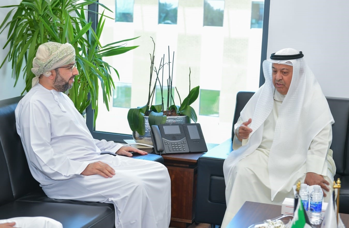 وزير النفط مستقبلاً السفير العماني