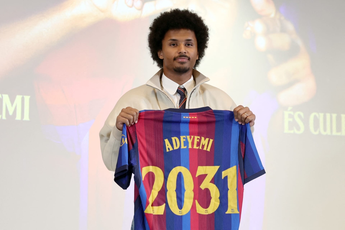 كريم أدييمي حاملاً قميص برشلونة