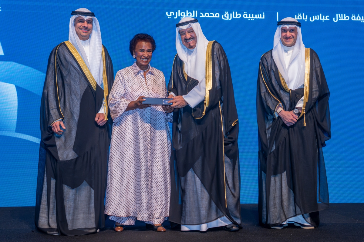 رئيس الوزراء يكرم رئيسة مجلس إدارة نادي سلوى الصباح الرياضي الشيخة نعيمة الصباح