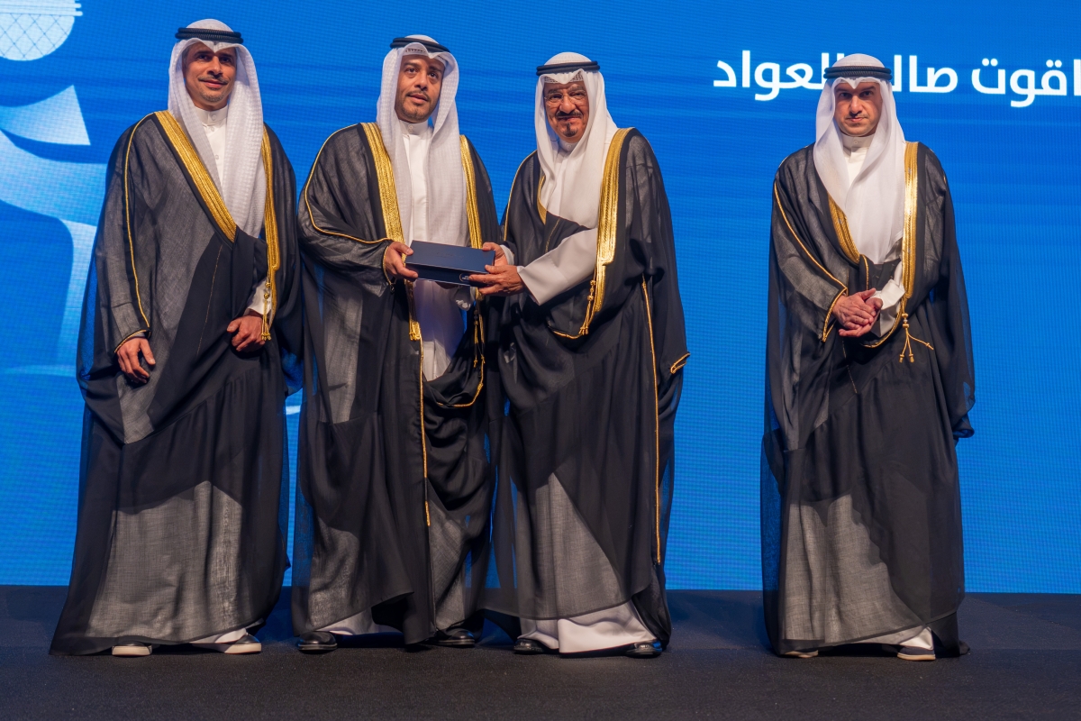 العبدالله يكرم رئيس اللجنة العليا المنظمة لرالي الكويت الدولي عذبي نايف جابر الصباح