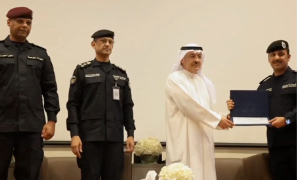 المستشار المسعد يسلم الشهادات للمشاركين في البرنامج 