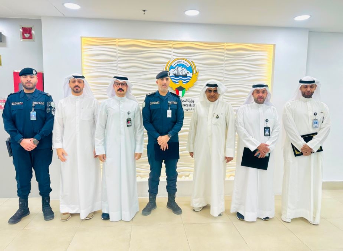 البدر مُتوسّطاً الأنصاري وفريق «التجارة» و«الداخلية» 