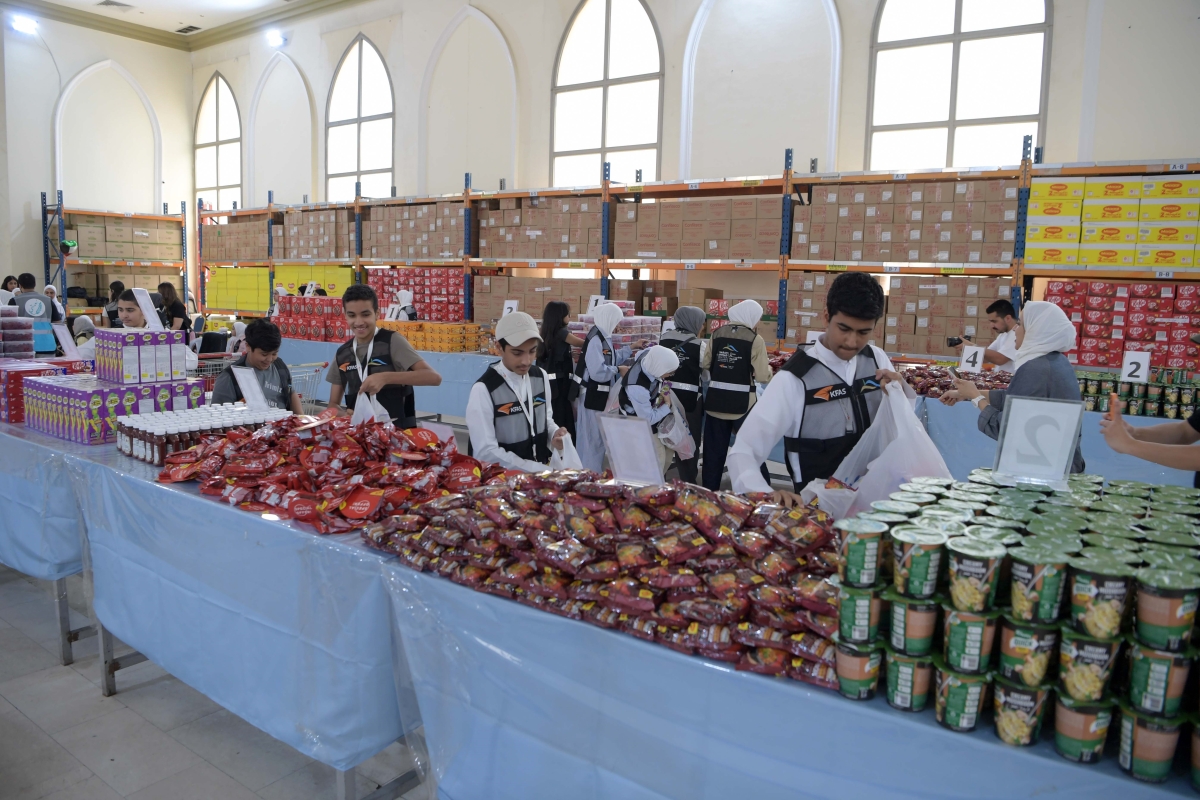 جانب من مشاركة الطلبة في إعداد السلال الغذائية