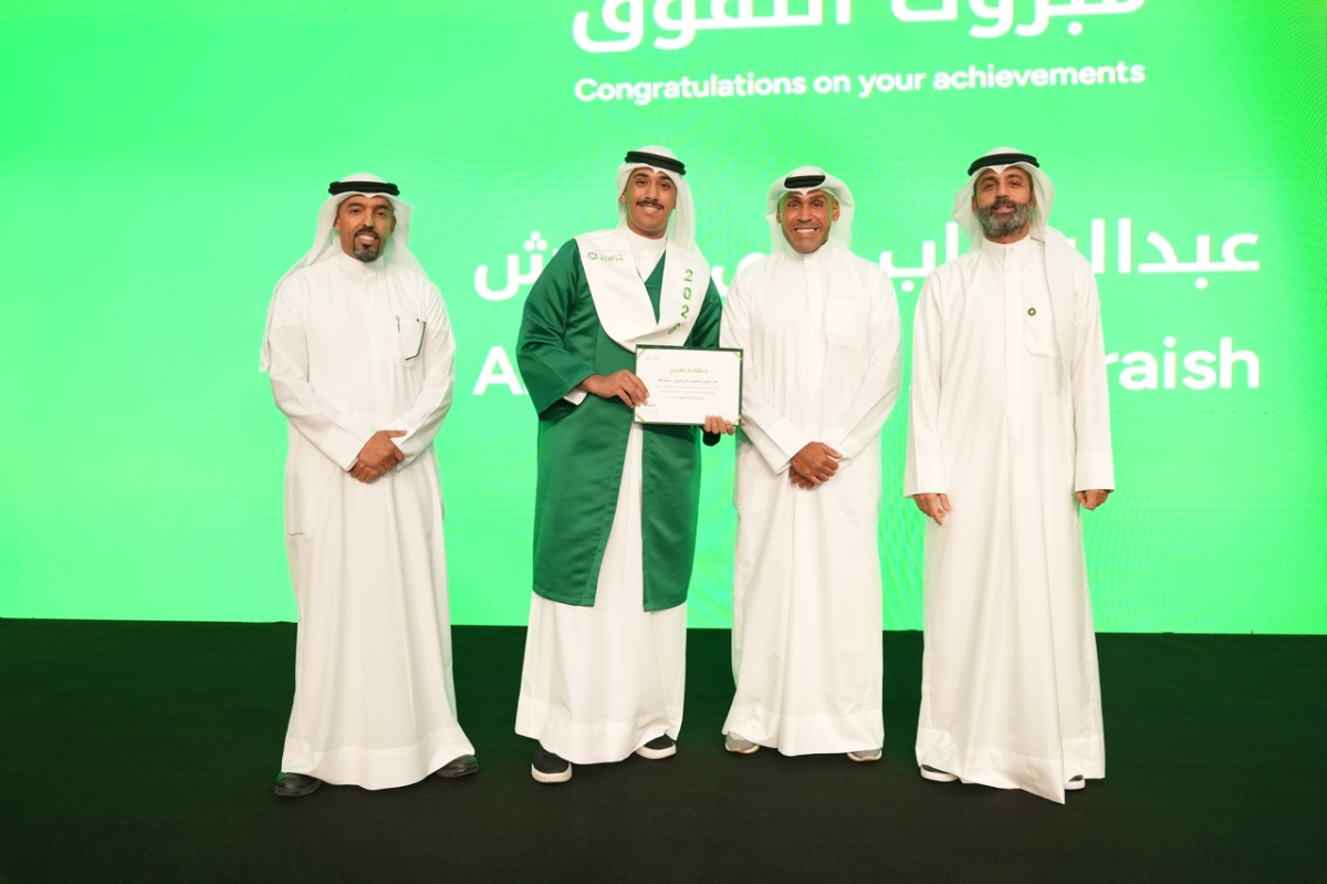 خالد الشملان وطلال المطيري يكرمان متفوقاً بمشاركة والده