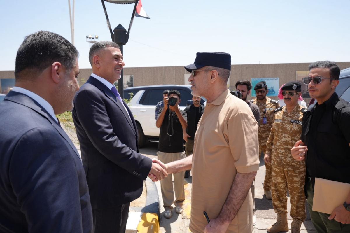 اليوسف وفي استقباله محافظ البصرة
