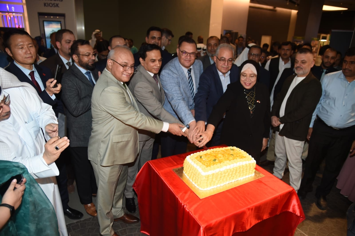 السفير إقبال وعدد من السفراء يقطعون قالب حلوى الاحتفالية