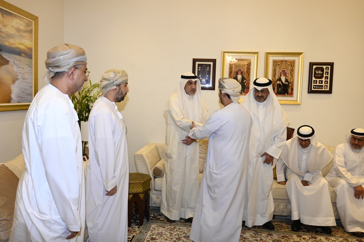 النائب الأول لدى وصوله وفي استقباله السفير الخروصي (تصوير سعود سالم)