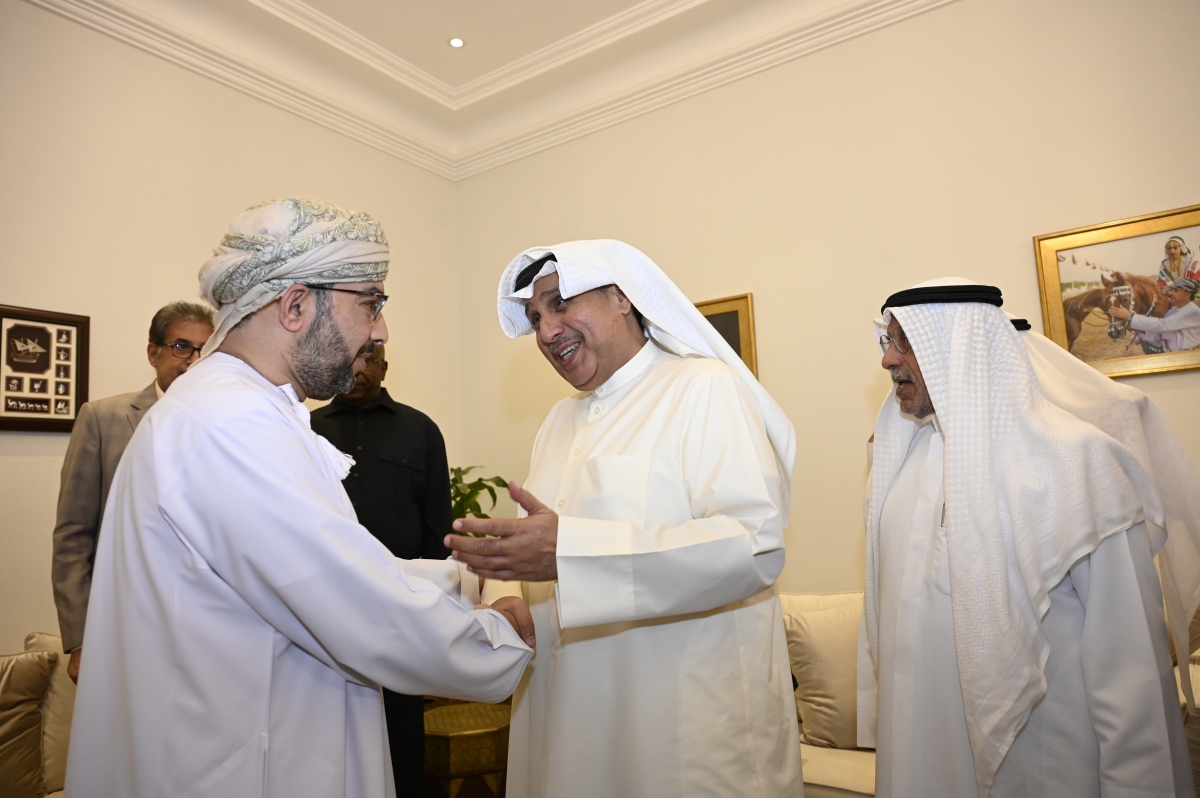 وزير الديوان الأميري مودعاً السفير الخروصي