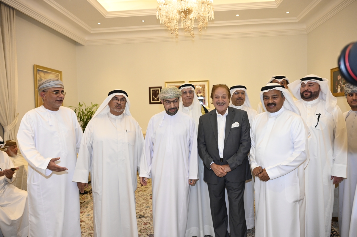 محمد المنصور وعبدالرحمن العقل مع السفير
