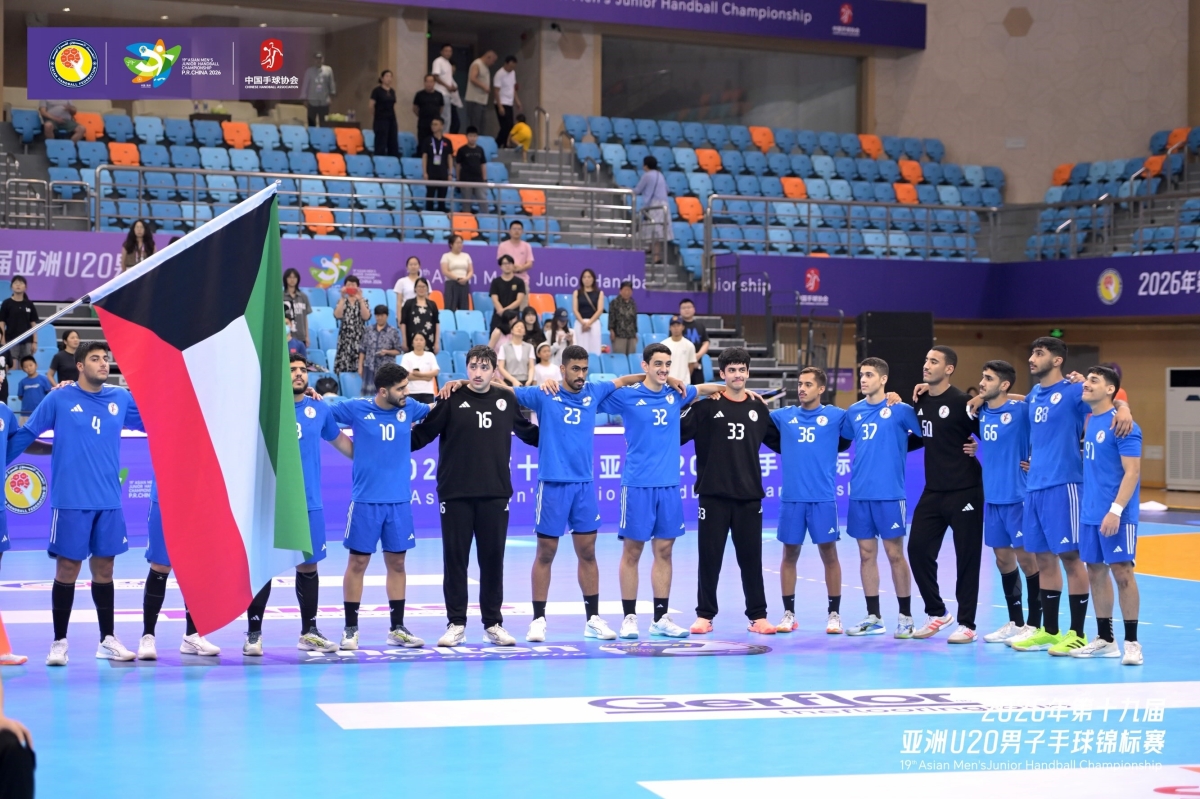 لاعبو منتخب الكويت للشباب خلال عزف النشيد الوطني قبل انطلاق المباراة 